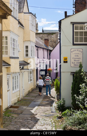 Couple walking past the Bath Place Hotel toward the entrance to the famous Turf Tavern pub, Bath Place, Oxford, Oxfordshire, UK Stock Photo