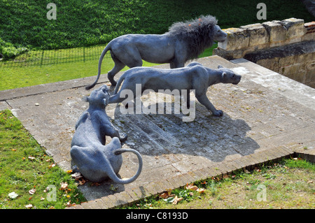 Wire mesh Lions made by Artist Kendra Haste Modern animal sculpture near ruins of the Lion Tower Stock Photo