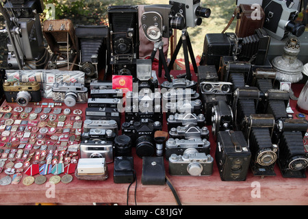 CAMERA & WAR MEDAL STALL ALEXANDER NEVSKI SQUARE FLEA MARKET 31 August 2011 Stock Photo