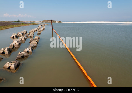 Alabama, Dauphin Island, orange oil boom in place to protect shoreline from BP oil spill Stock Photo