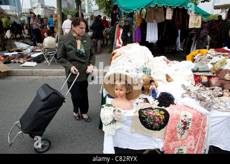 Frankfurt Flea market on Schaumankai Frankfurt Germany. Photo:Jeff Gilbert Stock Photo