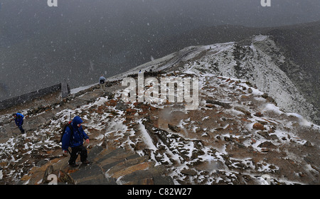 TOURISTS ARE CAUGHT OUT BY A SUMMER BLIZZARD AT THE SUMMIT OF MOUNT SNOWDON, WALES Stock Photo