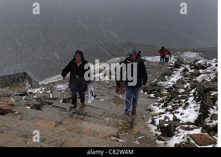 TOURISTS ARE CAUGHT OUT BY A SUMMER BLIZZARD AT THE SUMMIT OF MOUNT SNOWDON, WALES Stock Photo