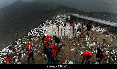 TOURISTS ARE CAUGHT OUT BY A SUMMER BLIZZARD AT THE SUMMIT OF MOUNT SNOWDON, WALES Stock Photo