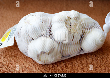 garlic bulbs in netted bag for a healthy diet & eating Stock Photo - Alamy