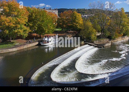 Autumn colour alongside the River Avon and Pulteney Weir in Bath, N.E. Somerset, England, UK Stock Photo