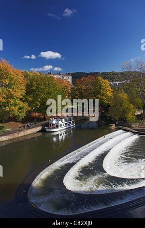 Autumn colour alongside the River Avon and Pulteney Weir in Bath, N.E. Somerset, England, UK Stock Photo