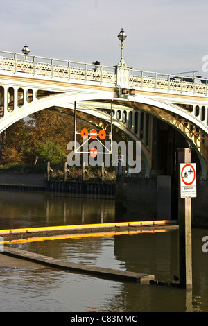 Grade 2 listed Richmond Lock Footbridge on River Thames Surrey England Europe Stock Photo
