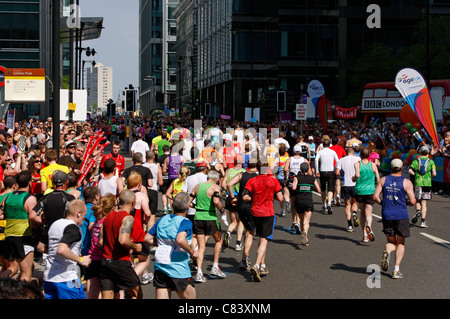 2011 London Marathon runners in Canary Wharf near Montgomery Square Stock Photo
