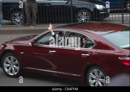 Sir Paul McCartney & his new wife American heiress Nancy Shevell drive away after the wedding - Sir Paul McCartney married his fiancee Nancy Shevell, in London at Marylebone Town Hall Registry Officeon Sunday 9th October 2011, the day his fellow Beatle the late John Lennon would have been 71. Stock Photo