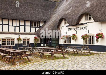 The Red Lion pub a typical village inn in Avebury, Wiltshire, England, UK Stock Photo