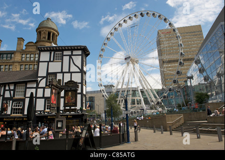 MANCHESTER city centre, EXCHANGE SQUARE - Big Wheel alongside the Old Wellington Pub Stock Photo