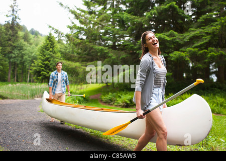Couple Carrying Canoe, Columbia River Gorge, Oregon, USA Stock Photo