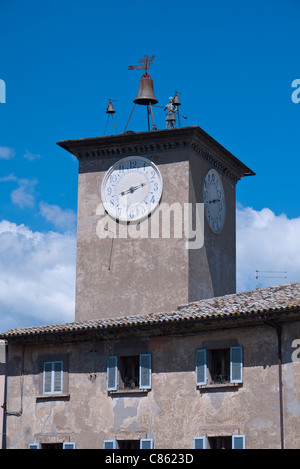 A detail of the Maurizio Tower with the famous 14th century bell and bell ringer atop the tower in Orvieto, Umbria, Italy Stock Photo
