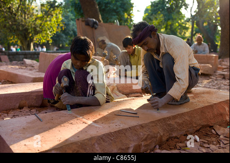 Stonemasons using traditional manual skills at stone workshop at Humayuns Tomb, in New Delhi, India Stock Photo