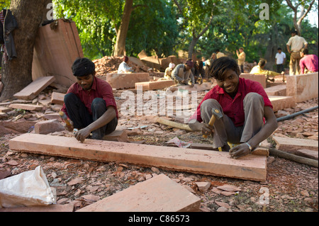 Stonemasons using traditional manual skills at stone workshop at Humayuns Tomb, in New Delhi, India Stock Photo