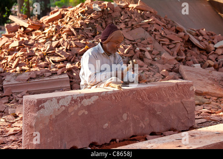 Stonemason using traditional manual skills at stone workshop at Humayuns Tomb, in New Delhi, India Stock Photo