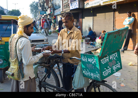 Old Delhi, Daryagang fruit and vegetable market with curry sold from a bicycle stall, India Stock Photo