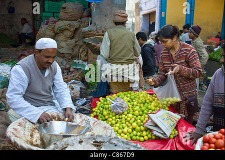 Old Delhi, Daryagang fruit and vegetable market, India Stock Photo