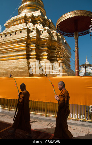 monks praying at Wat Phra That Si Chom Tong Temple in Chiang Mai, Thailand Stock Photo