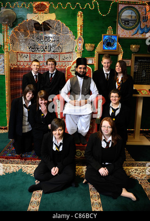 Children from Mitchell High School, Stoke-on-Trent with Sheik Hanif at Tunstall Mosque, during a Community Cohesion Day (11 Feb Stock Photo