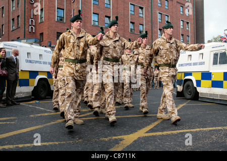 Royal Irish Regiment soldiers march between Police lines separating republican and loyalist protestors at the Royal Irish Regiment RIR Homecoming Parade in Belfast on September 02, 2008 in Belfast, Northern Ireland. The parade, which passed relatively peacefully, was for troops returning from Iraq and Afghanistan Stock Photo