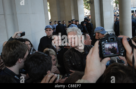 London, UK, 15/10/2011. Julian Assange, founder of WikiLeaks, attends Occupy London demonstration on the steps of St. Paul's. He gave a short speech. Stock Photo