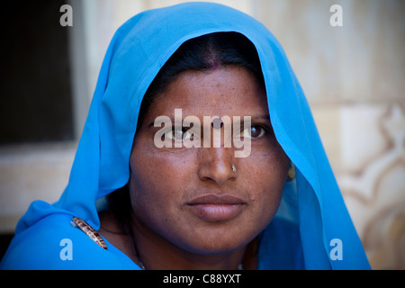 Indian Hindu woman in traditional Rajasthani sari at The Amber Fort in Jaipur, Rajasthan, India Stock Photo
