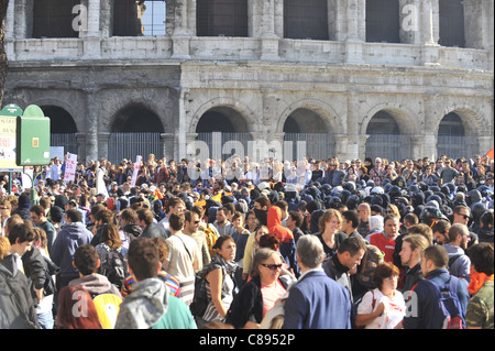 Black Bloc under the Colosseum. Indignants Protest in Rome turns violent Stock Photo