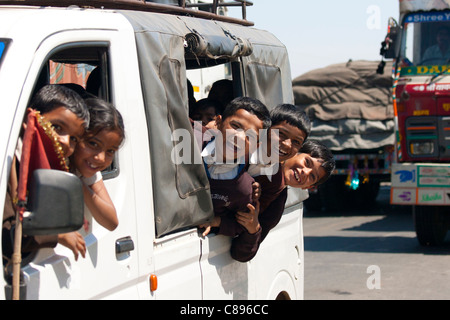 Schoolchildren on Delhi to Mumbai National Highway 8 at Jaipur, Rajasthan, Northern India Stock Photo