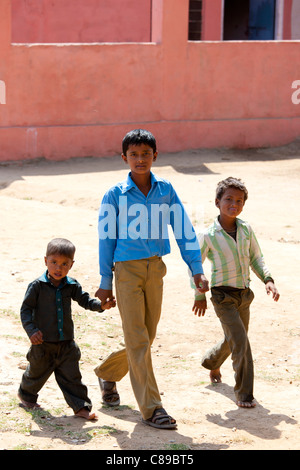 Indian schoolboys attending school at Doeli in Sawai Madhopur, Rajasthan, Northern India Stock Photo