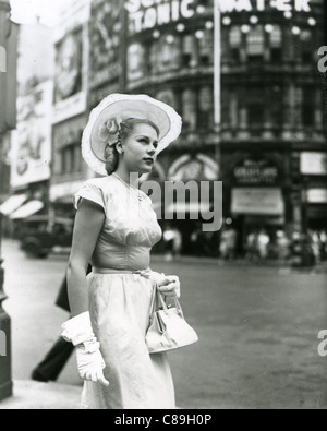 PATTI MORGAN (CHAMOUN) 1928-2001 - Australian-born fashion model and film actress in 1948 Stock Photo