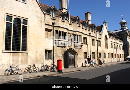 Porter's Lodge and Main Gate of Pembroke College Cambridge Stock Photo