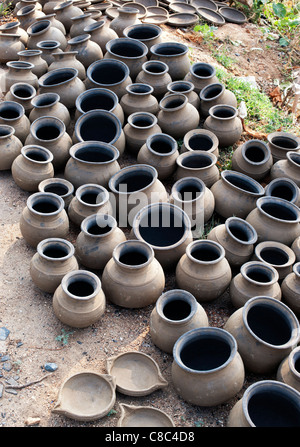 Hand made indian water pots drying in the sun before firing. Andhra Pradesh, India Stock Photo