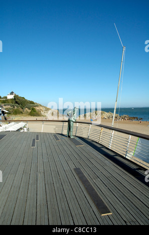 Jacques Tati statue looks out over the beach at Saint-Marc-Sur-Mer, Brittany, France Stock Photo