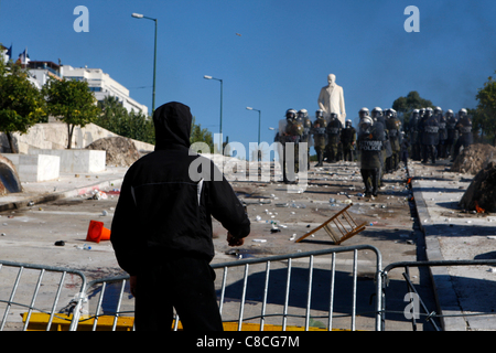 GREECE : RIOTS IN ATHENS - It is the Greek custom to raise the lid of ...