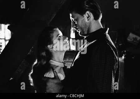 BARBARA BEL GEDDES, ROBERT MITCHUM, BLOOD ON THE MOON, 1948 Stock Photo