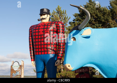 Giant statues of Paul Bunyan and Babe the Blue Ox stand near Lake Bemidji in Bemidji, Minnesota, USA. Stock Photo