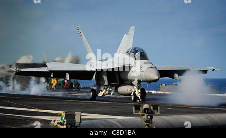 A F/A-18F Super Hornet assigned to the Black Aces of Strike Fighter Squadron (VFA) 41 launches Stock Photo