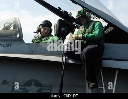Loading software into an F/A-18C Hornet assigned to the Golden Dragons of Strike Fighter Squadron (VFA) 192 Stock Photo