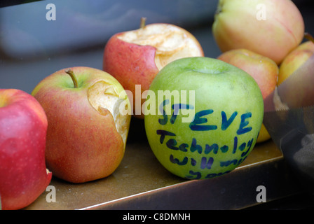 The name Steve written on a apple, part of a shrine marking the death of Steve Jobs, former CEO of Apple Computers Stock Photo