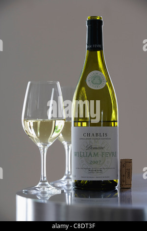 Bottle and glass of Chablis, Fèvre Domaine Stock Photo