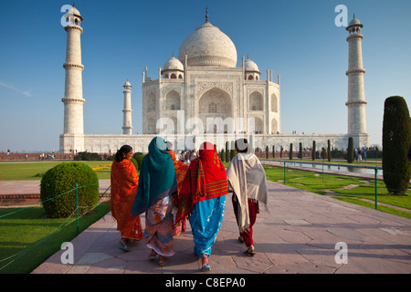 Indian tourists visiting The Taj Mahal mausoleum approach the southern view, Uttar Pradesh, India Stock Photo