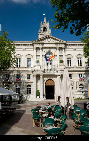 A cafe in front of the Hotel de Ville in Avignon, Vaucluse, Provence, France Stock Photo