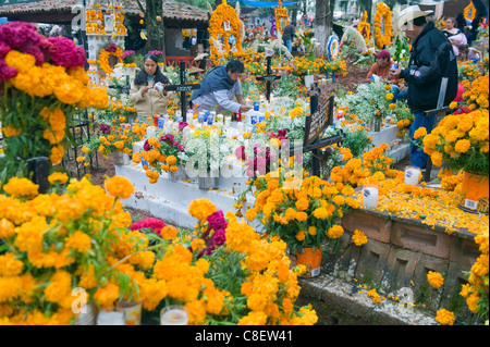 Grave, Dia de Muertos (Day of the Dead) celebrations in a cemetery in Tzintzuntzan, Lago de Patzcuaro, Michoacan state, Mexico Stock Photo