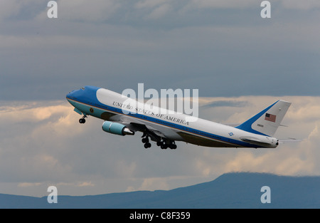 U.S. Airforce One departs from Belfast, Northern Ireland with President George Bush onboard Stock Photo