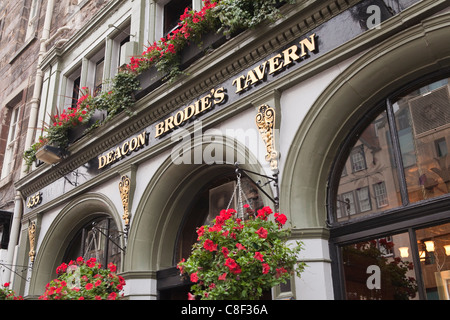 Deacon Brodie's Tavern, Royal Mile, Old Town, Edinburgh, Scotland, United Kingdom Stock Photo