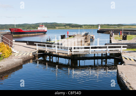 Lock gates on the Crinan Canal at Ardrishaig, Argyll & Bute, Scotland, allowing boats access to Loch Gilp and Loch Fyne Stock Photo