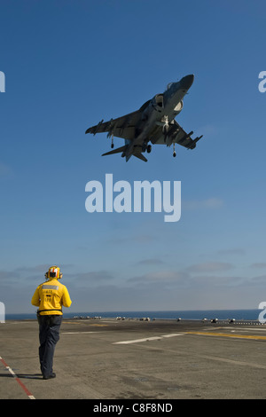 An AV-8B Harrier with Marine Medium Helicopter Squadron 268 (Reinforced) lands on the amphibious assault ship Makin Island Stock Photo