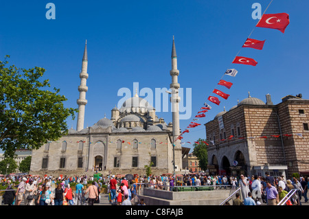 Crowds of people after work, in front of the Yeni Cami (New Mosque, Eminonu, Istanbul, Turkey Stock Photo